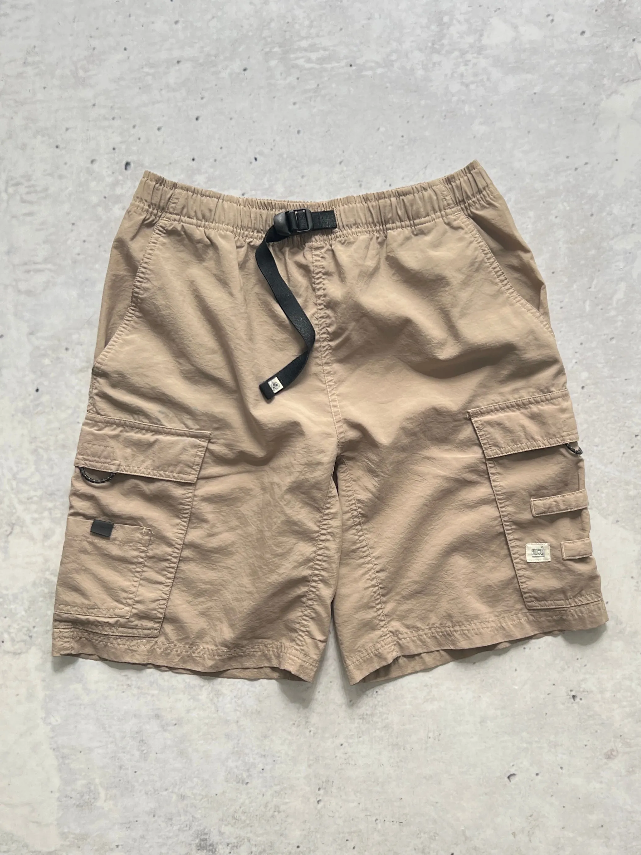 00's Nike ACG nylon cargo shorts (W30/32)