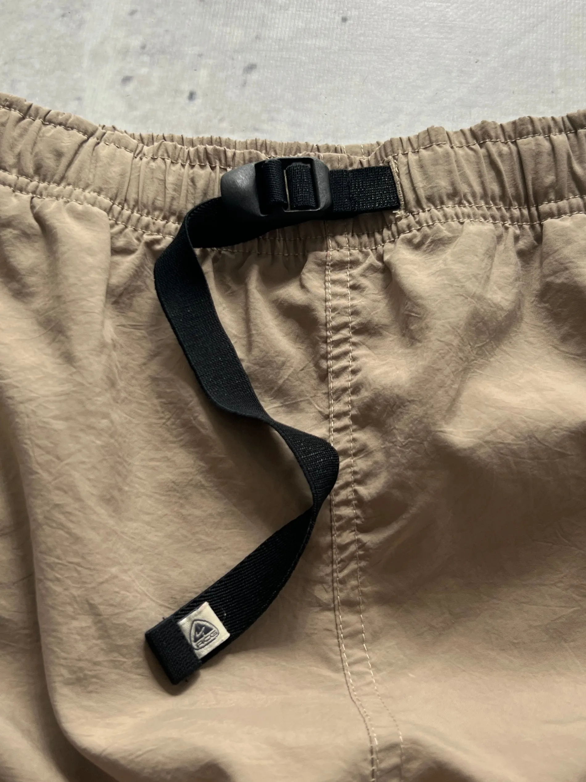 00's Nike ACG nylon cargo shorts (W30/32)