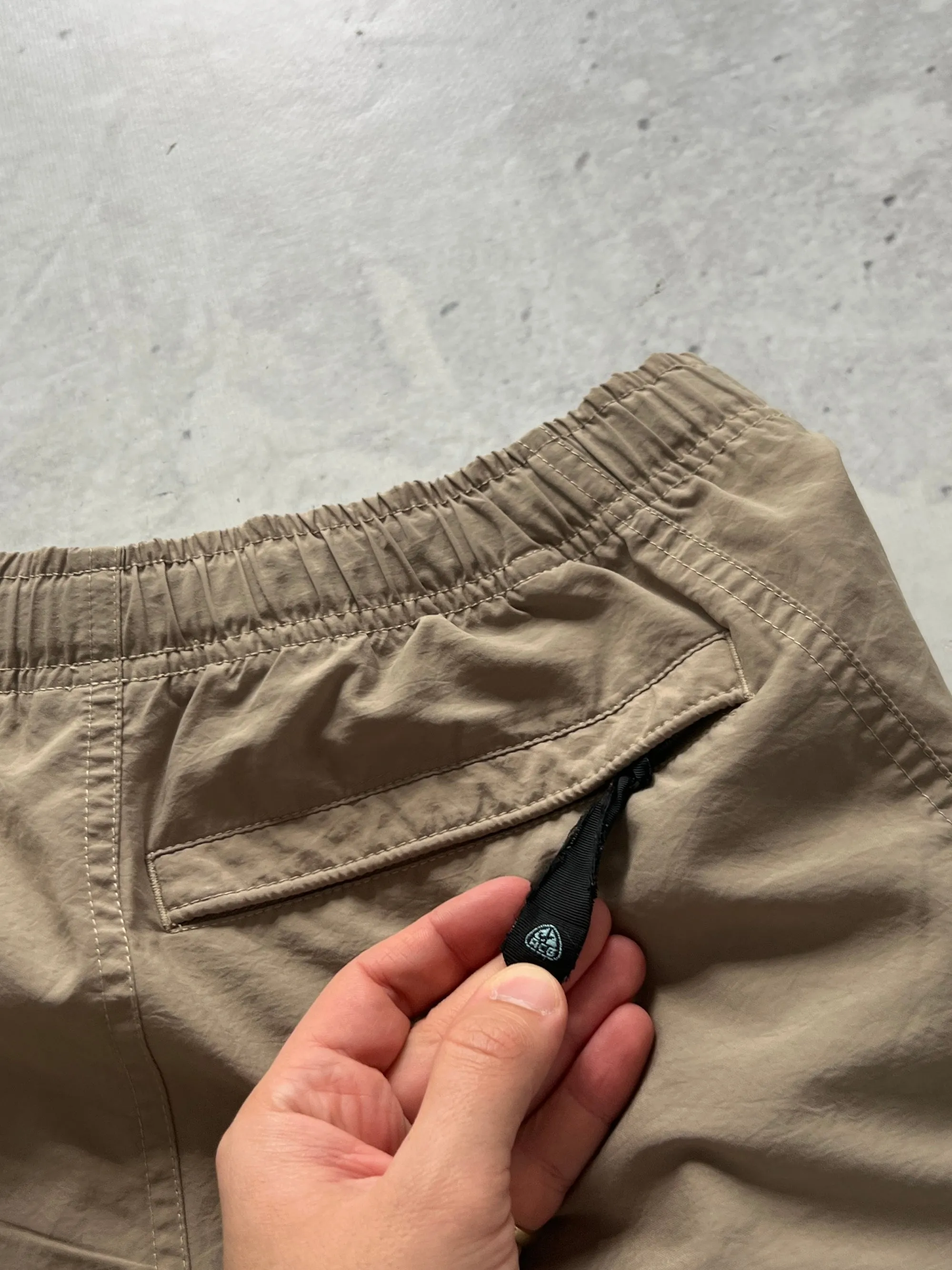 00's Nike ACG nylon cargo shorts (W30/32)