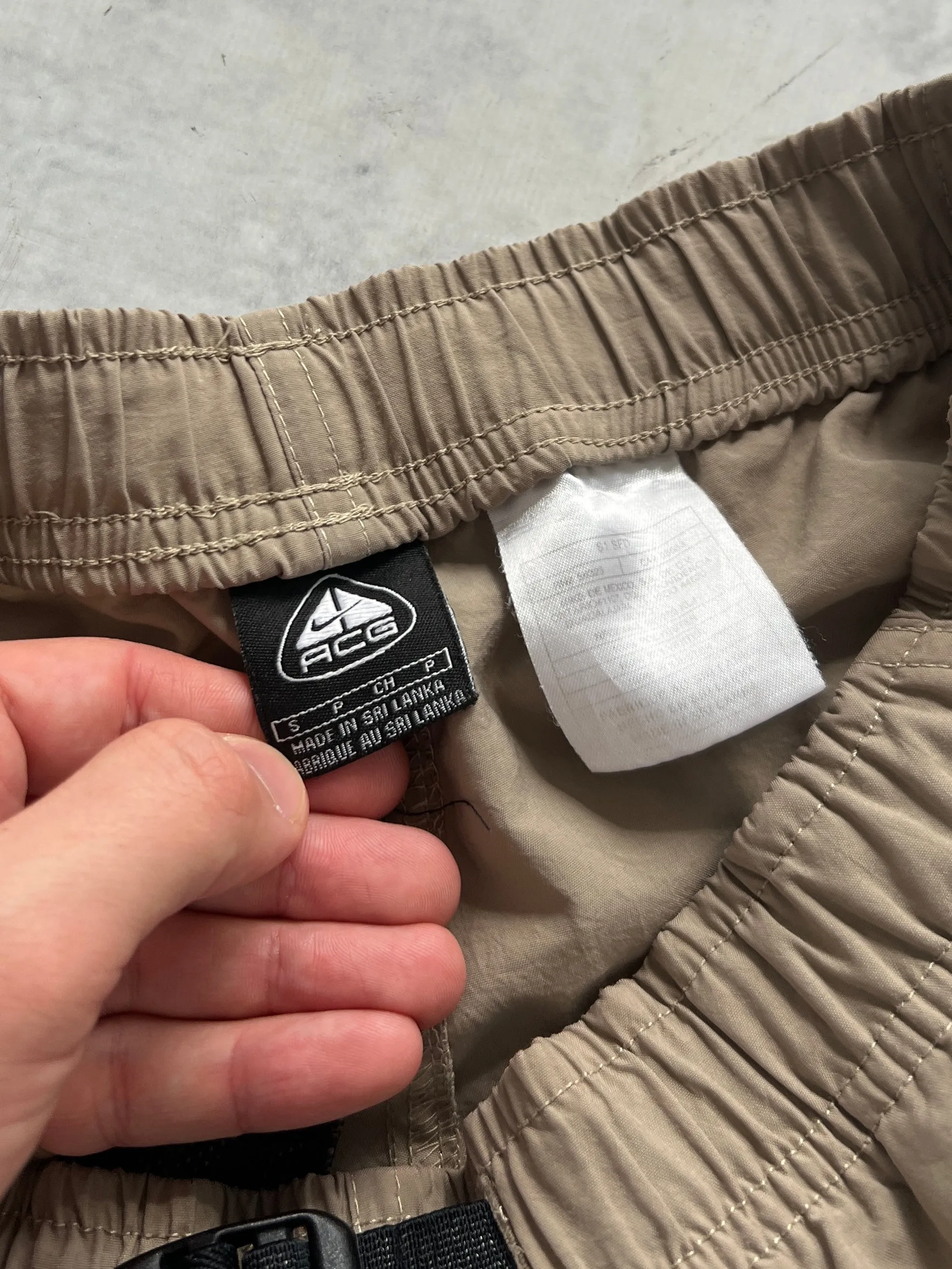 00's Nike ACG nylon cargo shorts (W30/32)