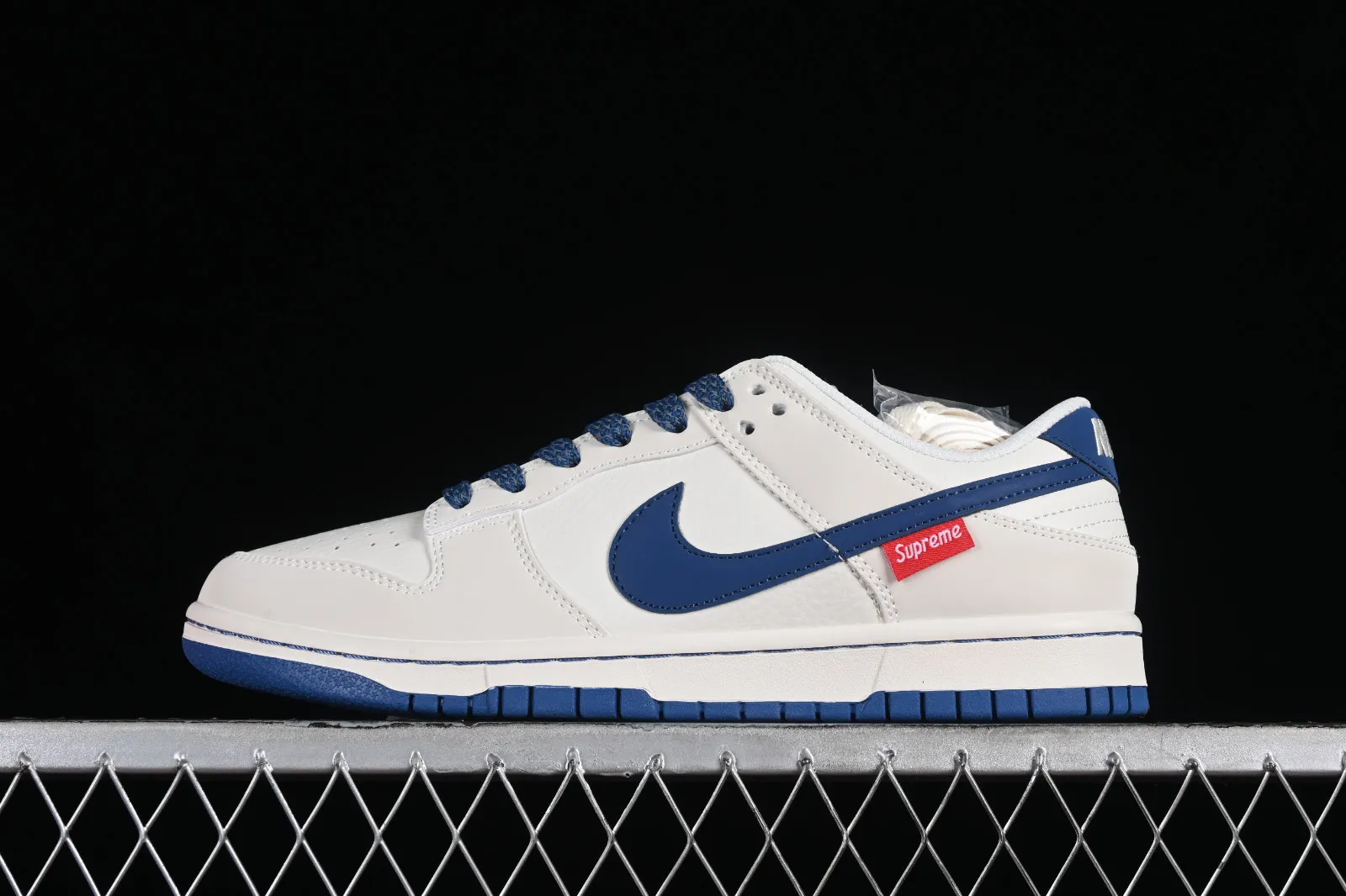 Supreme x Nike SB Dunk Low Off White Blue Red DQ1098-335