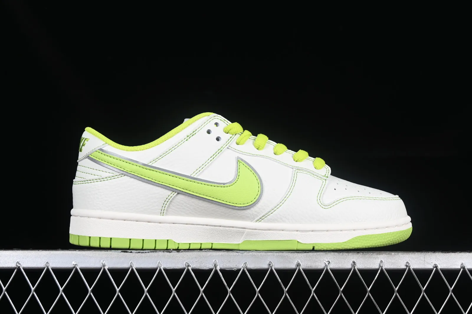 Supreme x Nike SB Dunk Low Off White Green RM2308-238