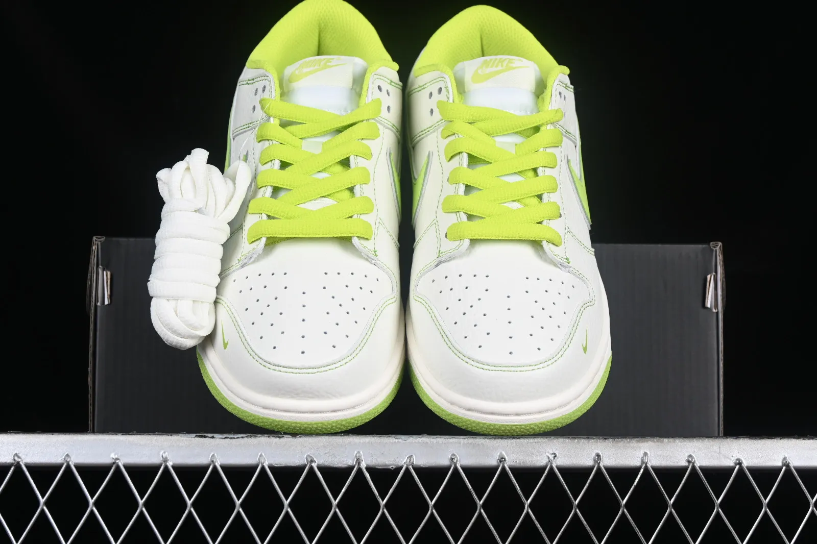 Supreme x Nike SB Dunk Low Off White Green RM2308-238