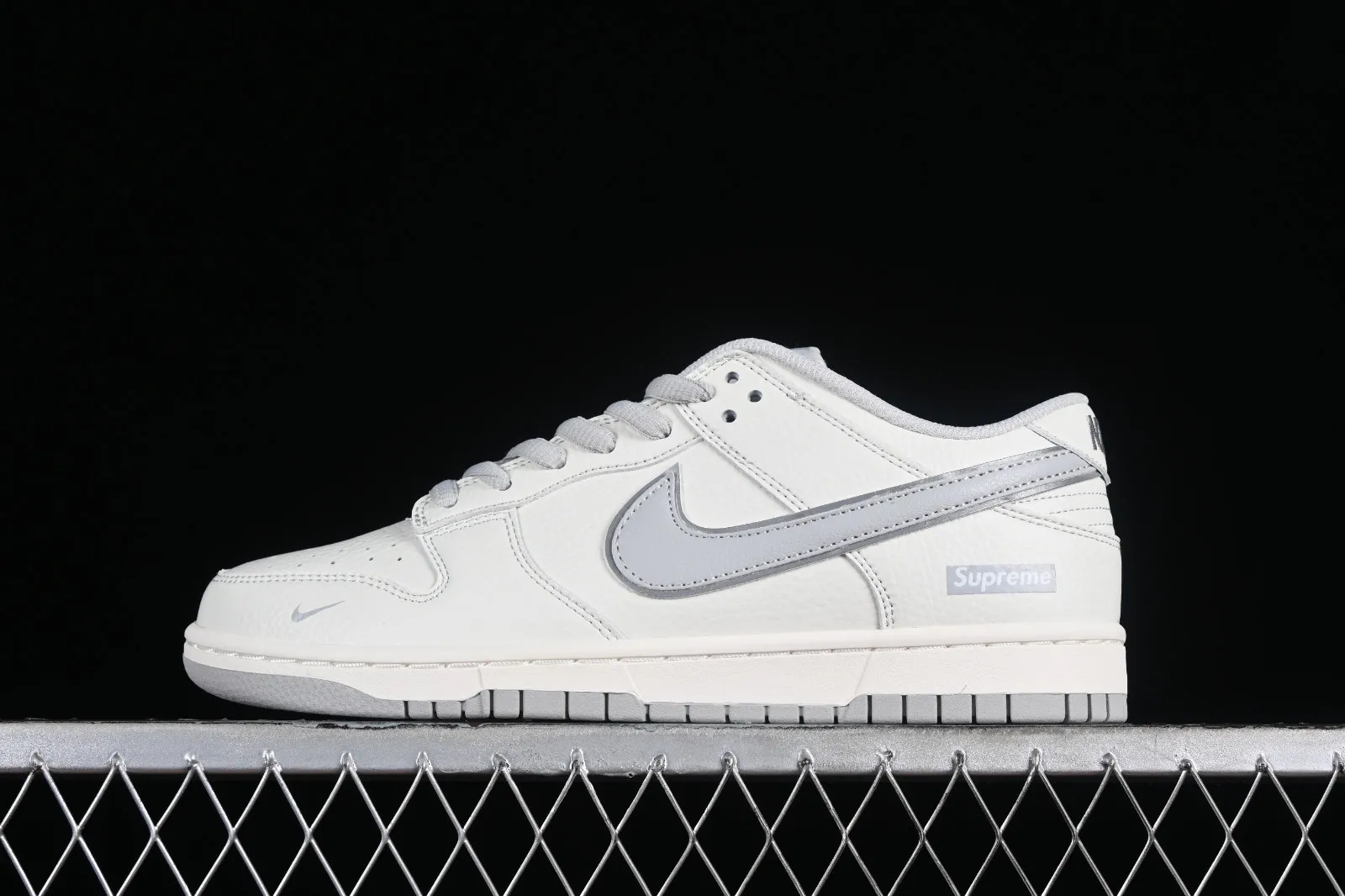 Supreme x Nike SB Dunk Low Off White Grey RM2308-233