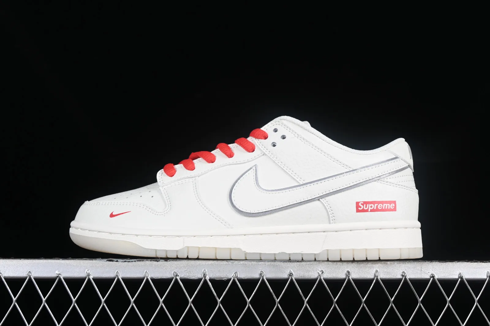 Supreme x Nike SB Dunk Low Off White Red RM2308-230