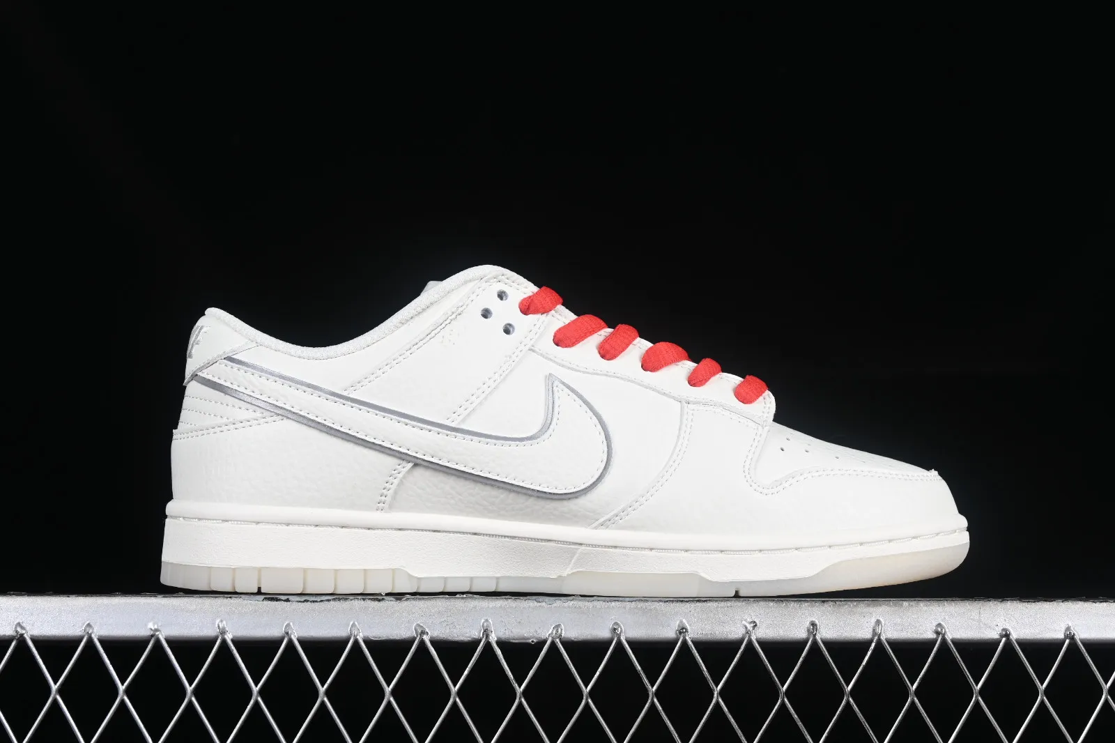 Supreme x Nike SB Dunk Low Off White Red RM2308-230