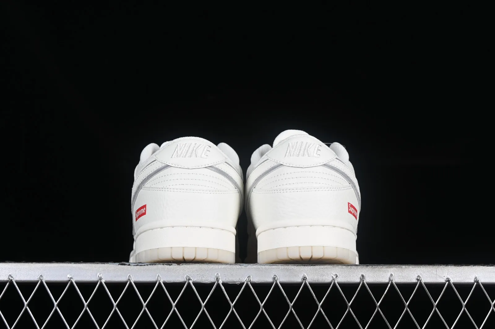 Supreme x Nike SB Dunk Low Off White Red RM2308-230