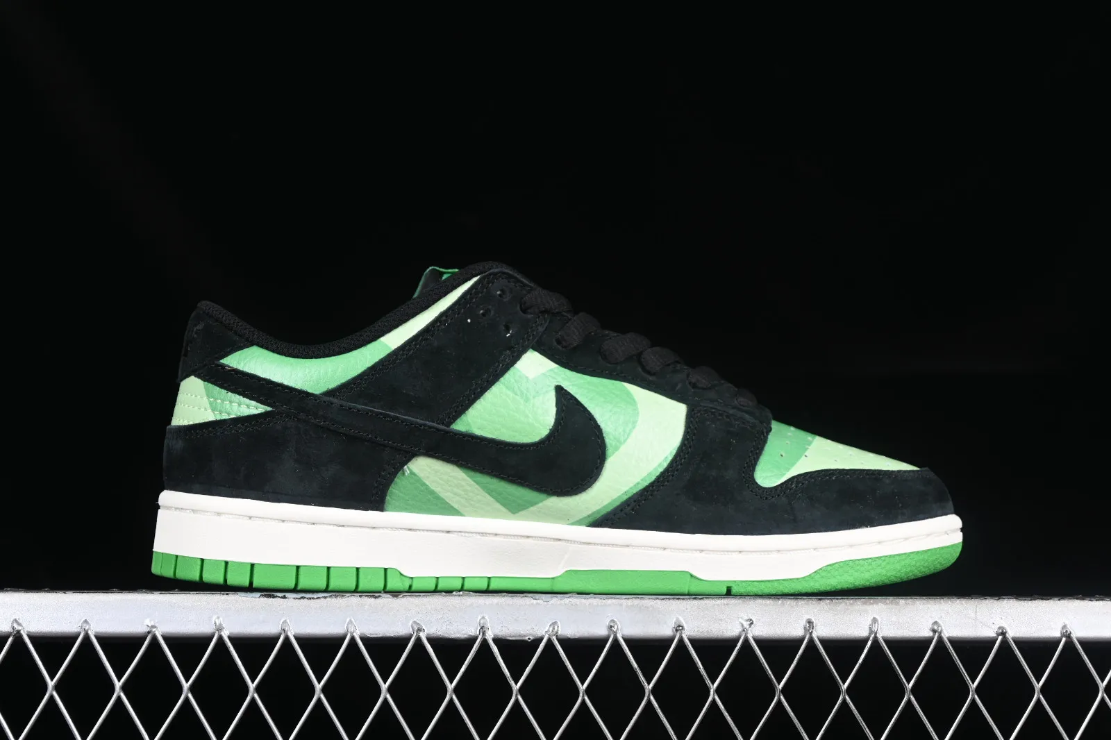 The Powerpuff Girls x Nike SB Dunk Low Black Green White GP5532-062