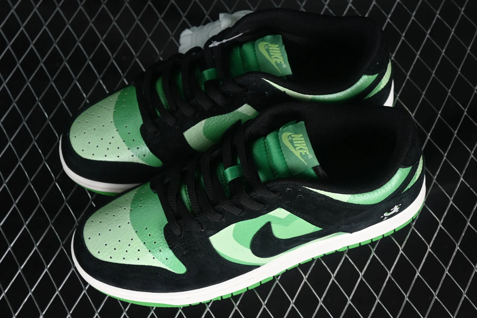 The Powerpuff Girls x Nike SB Dunk Low Black Green White GP5532-062